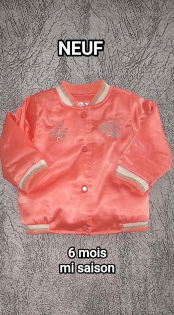 Joli blouson mi-saison Kimadi 6 mois   Neuf. Couleur corail et délicats liserés dorés
