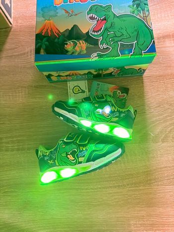 Basket dinosaures taille 26 neuf