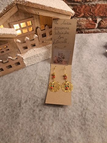 Boucles d'oreilles pendante doré rouge