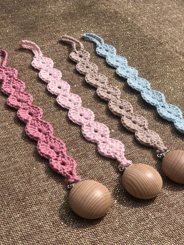 Attache tétine crochet