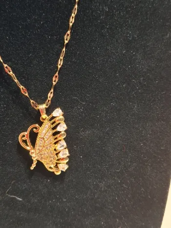 Magnifique collier femme papillon neuf