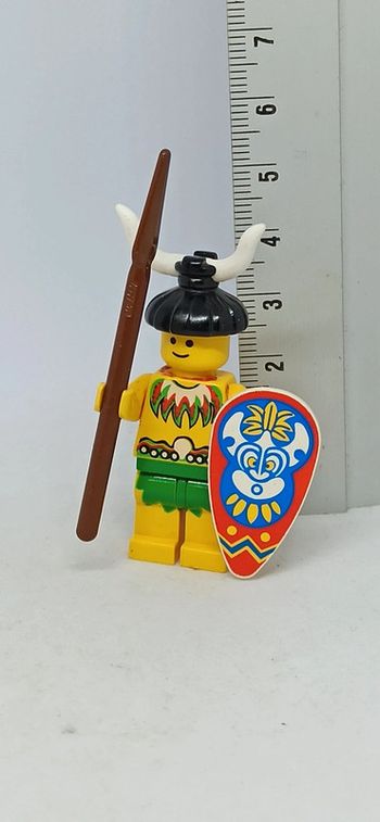 Figurine homme indigène avec lance et bouclier lego