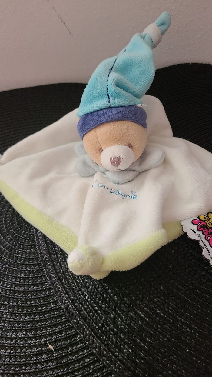 Doudou Ours Plat Blanc Bonnet Bleu Turquoise Tatoo Doudou et Compagnie