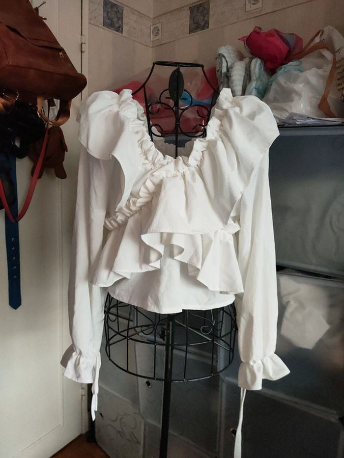 Le haut manches longues en blanc uni