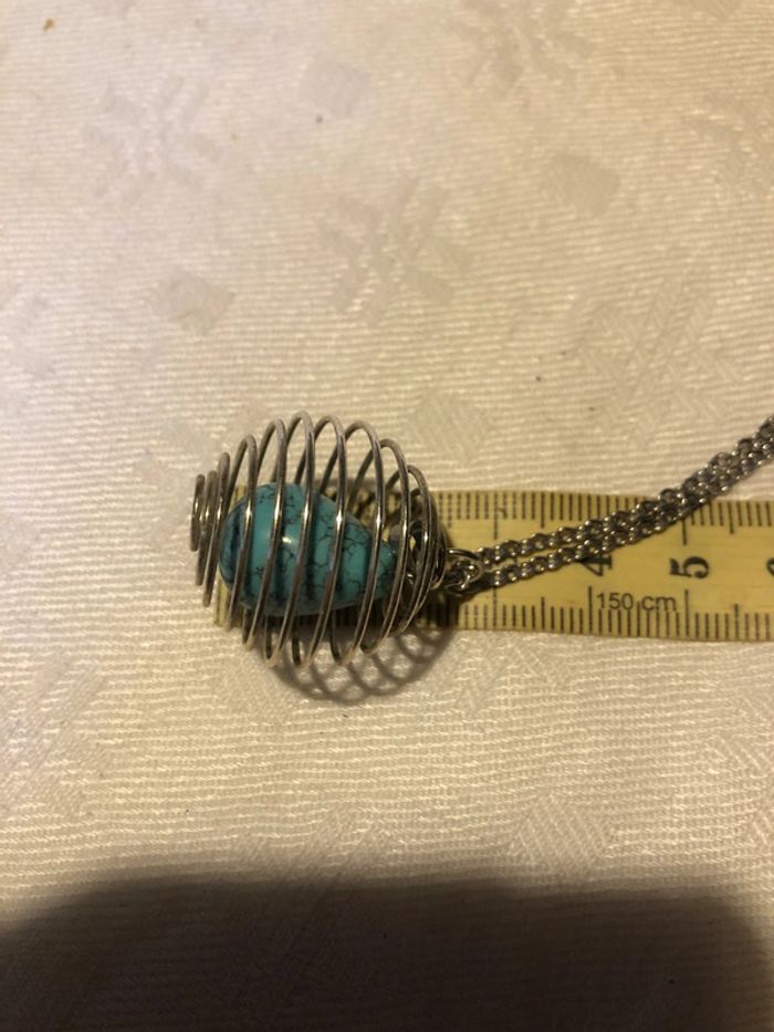 Petit collier très original avec sa pierre turquoise enfermée dans sa cage - photo numéro 4