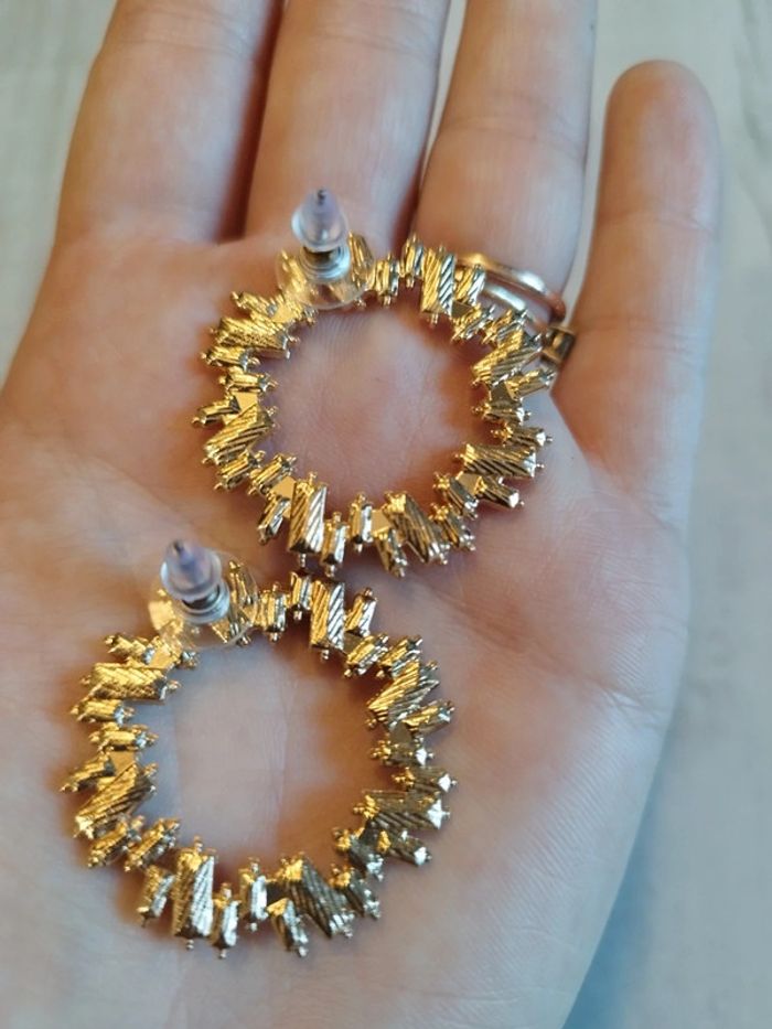 Très jolies boucles d'oreilles neuves dorées, roses et vertes - photo numéro 3