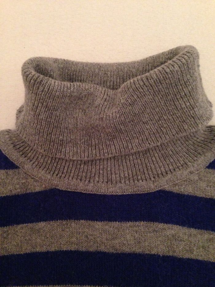 Pull col roulé gris avec rayures bleues - photo numéro 2