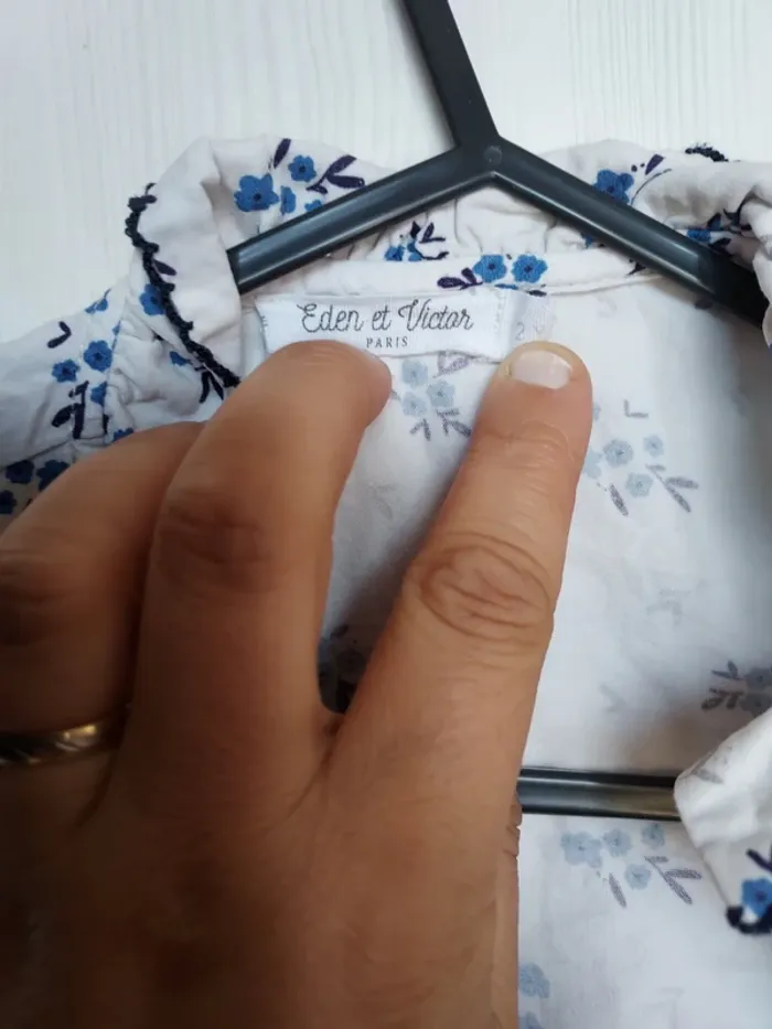 Chemise blanche avec motif fleurs bleu 2 ans - photo numéro 3