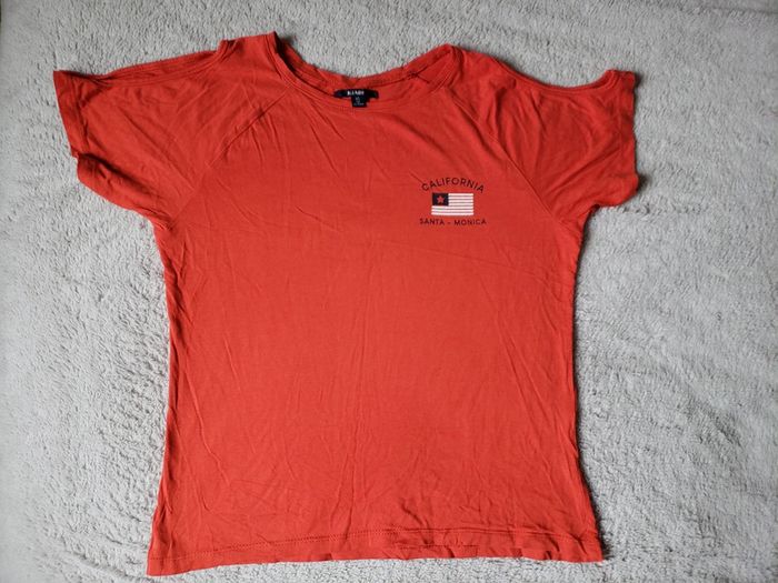 T-shirt rouge épaules dénudées taille 14 ans