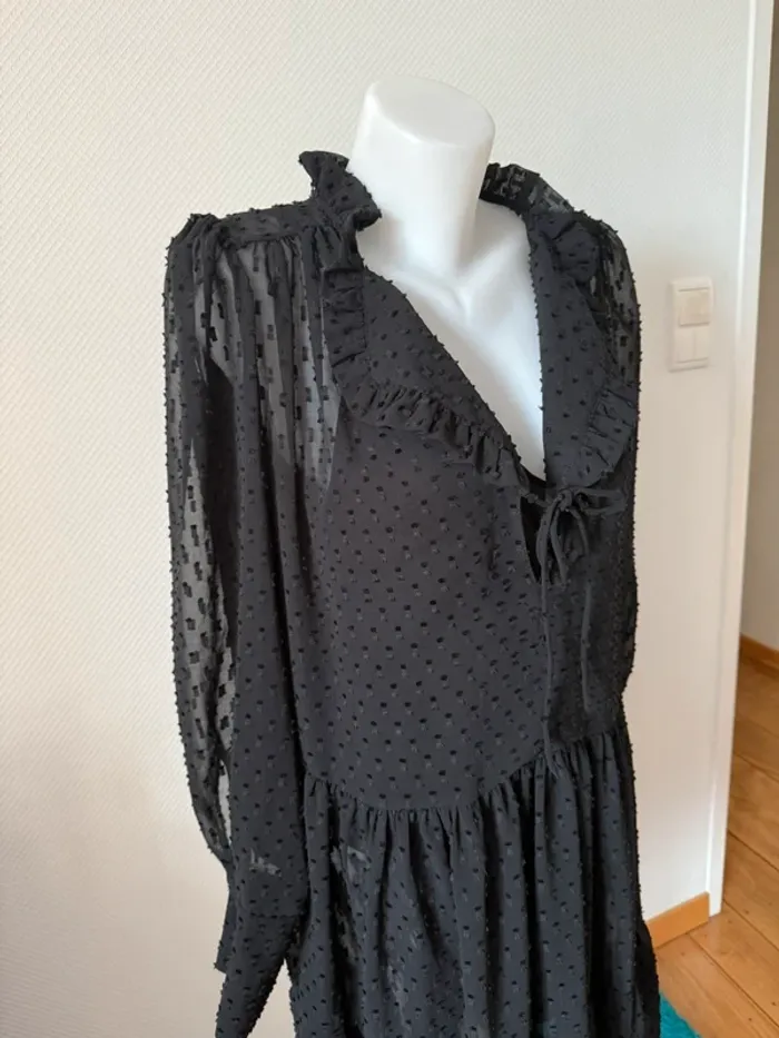 Robe noir H&M taille 38 en très bon état - photo numéro 2