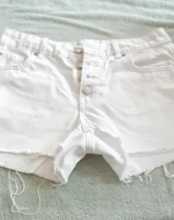Très joli petit short en jean blanc pimkie taille 34