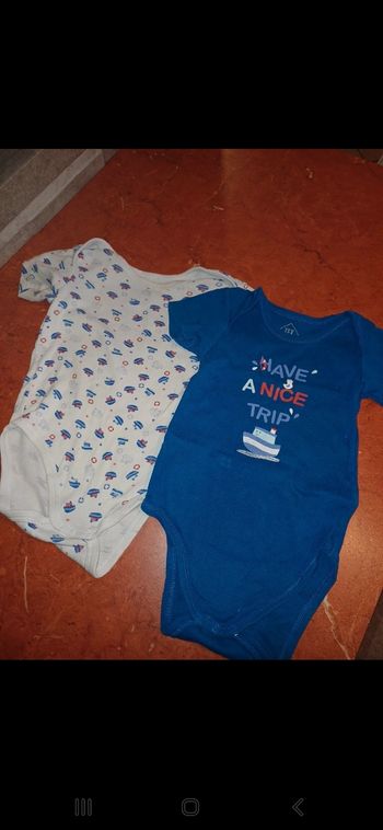 Lot de 2 bodies bébé taille 12 mois