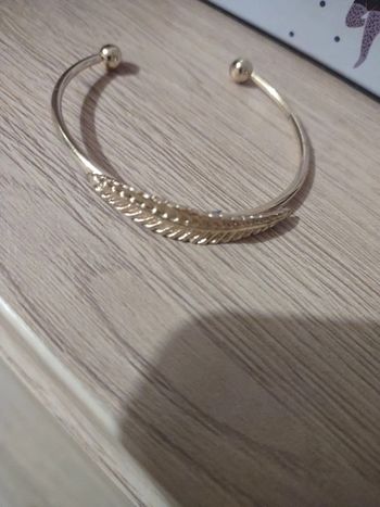 Bracelet rigide doré feuille