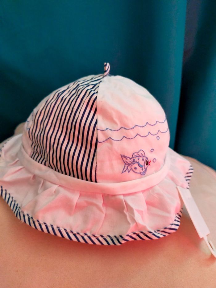 Bob bébé rayé & poisson brodé – Taille 49 cm – 100% coton