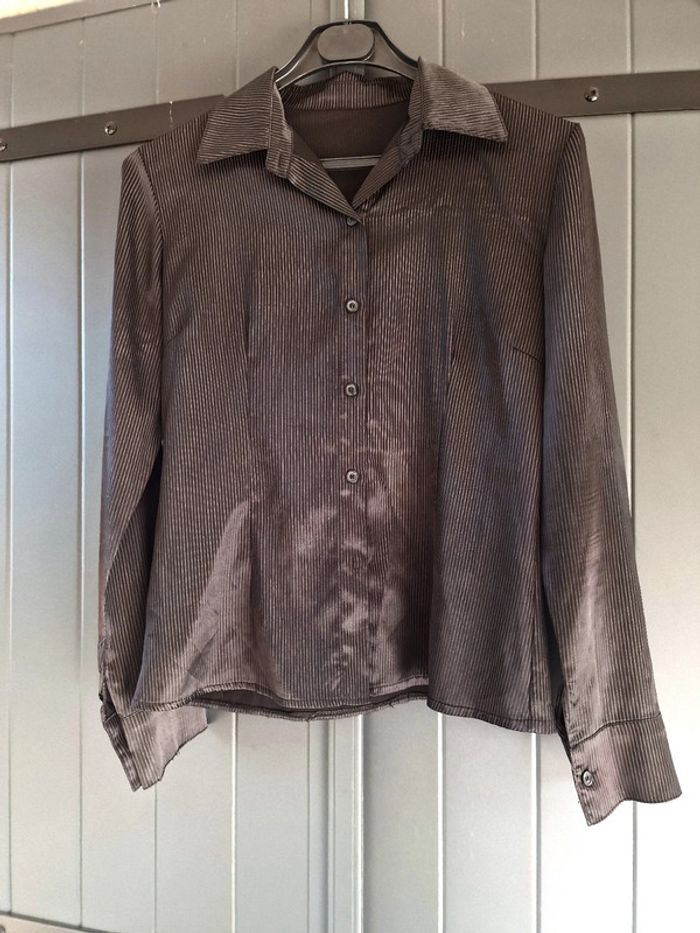 Chemise noire, cintrée effet satin a petites rayures