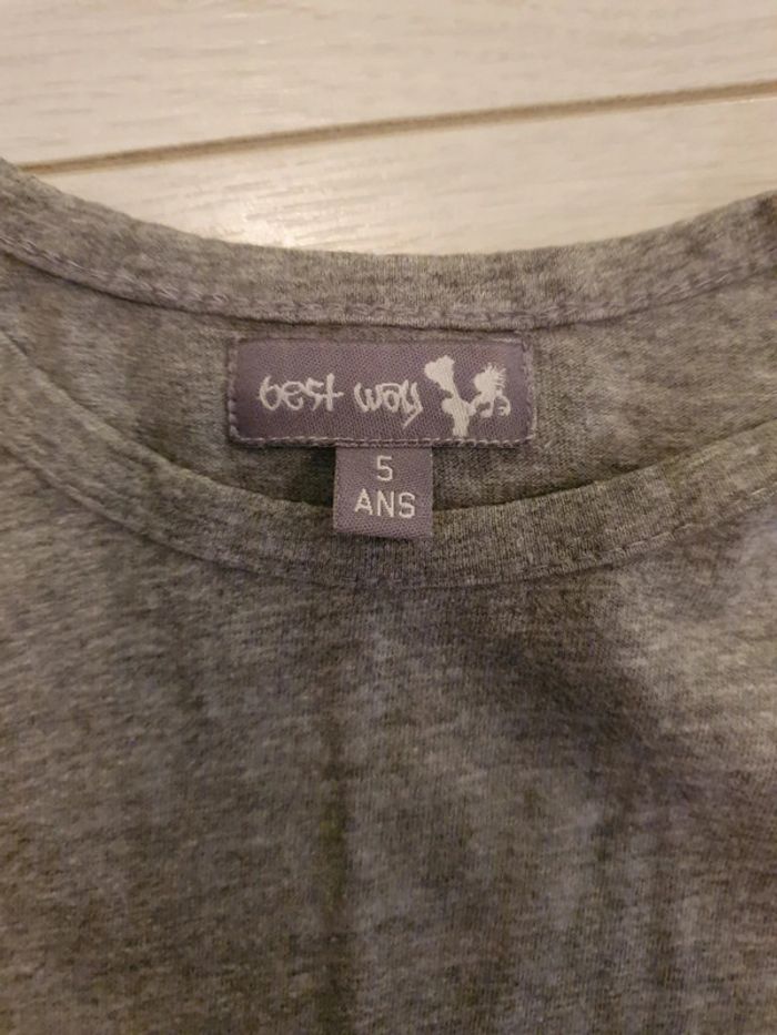2 t-shirts sans manches 5 ans - photo numéro 2