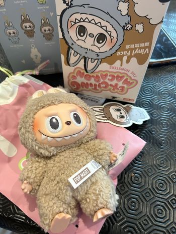 Labubu peluche popmart macaron marron toffee