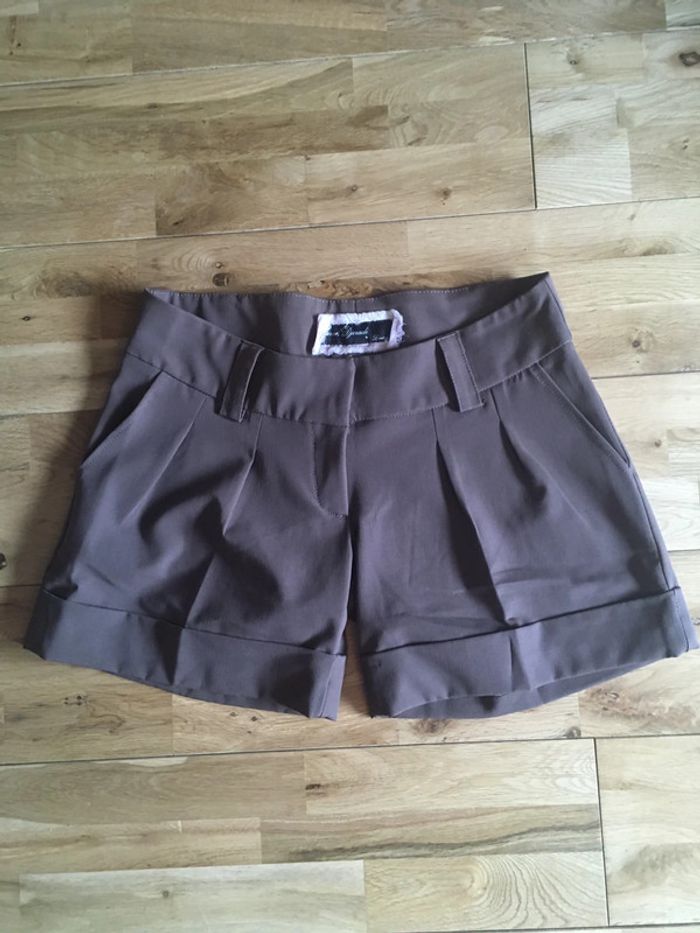 Joli petit short classique marron Sarah djeradi limited 38