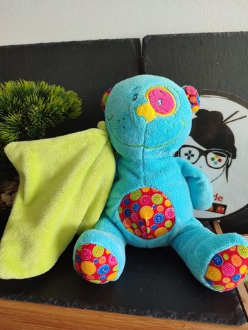 doudou peluche po box mouchoir ours bleu vert rouge rond bouton vert jaune