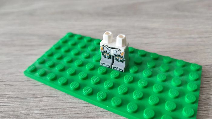 Hanches et jambes gris bleuâtre clair avec circuits orange et or 6124929 pièce détachée Lego #C06