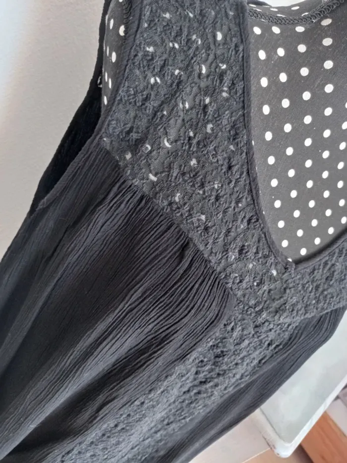Blouse/Débardeur noir avec dentelle 42 - photo numéro 3