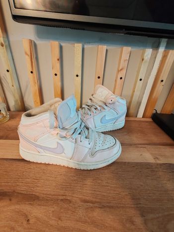Baskets Nike Jordan montantes pointure 35.5 fille