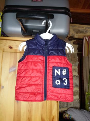 Petite veste doudoune sans manche 6 mois rouge et bleu