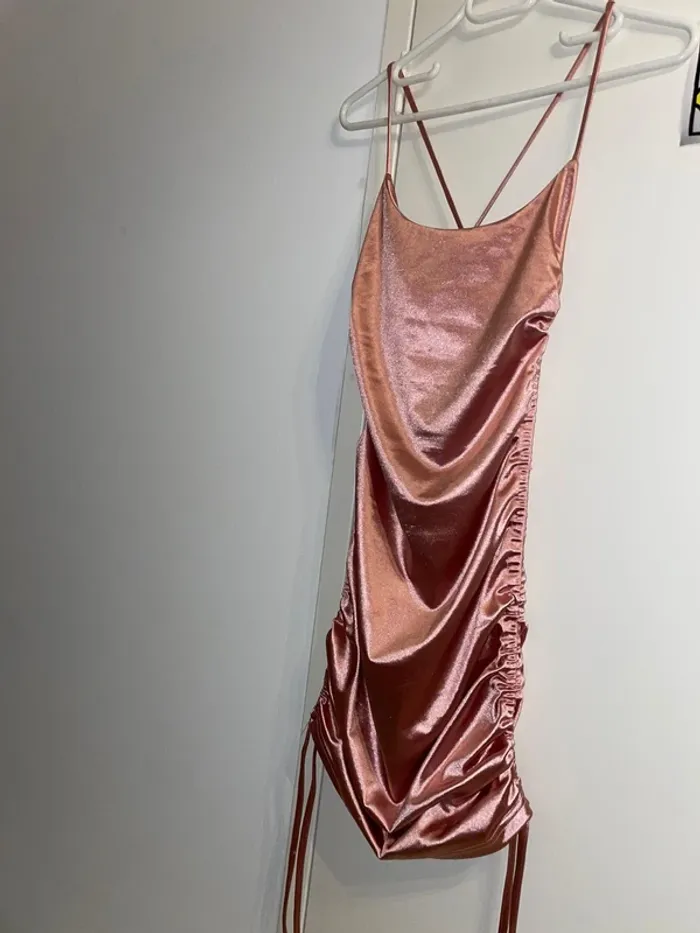 Robe effet satin rose - photo numéro 2