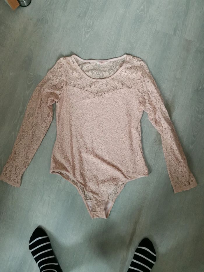 Joli body dentelles couleur saumon clair