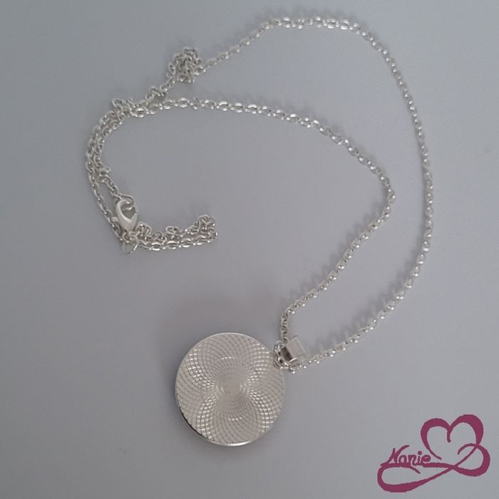 Sautoir argenté et rose en résine avec des paillettes et une fleur séchée rose - photo numéro 4