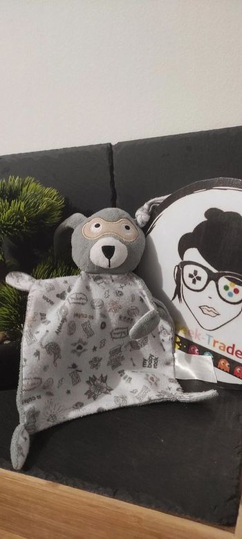 Doudou lapin gris blanc fleurs leopard lovely masque Ikks doré super héros