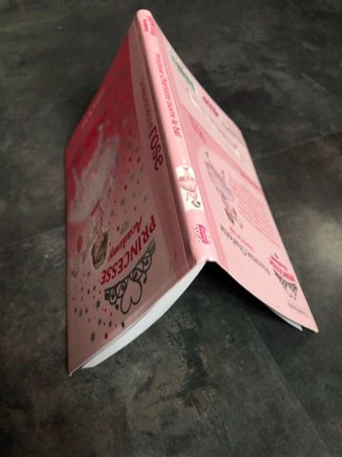 Livre princesse Charlotte ouvre le bal 6-8 ans Bibliothèque rose - photo numéro 3