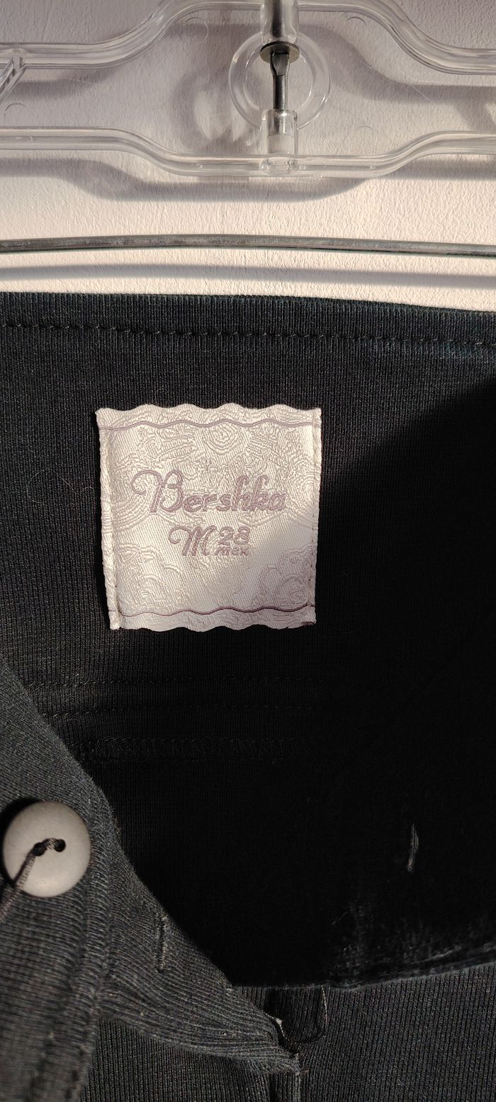 Jupe crayon noire Bershka – Taille M – Bouton manquant - photo numéro 3