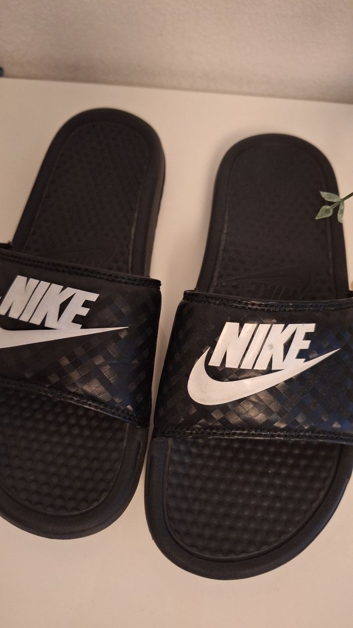 Claquettes Nike Benassi blanche et noire - photo numéro 2