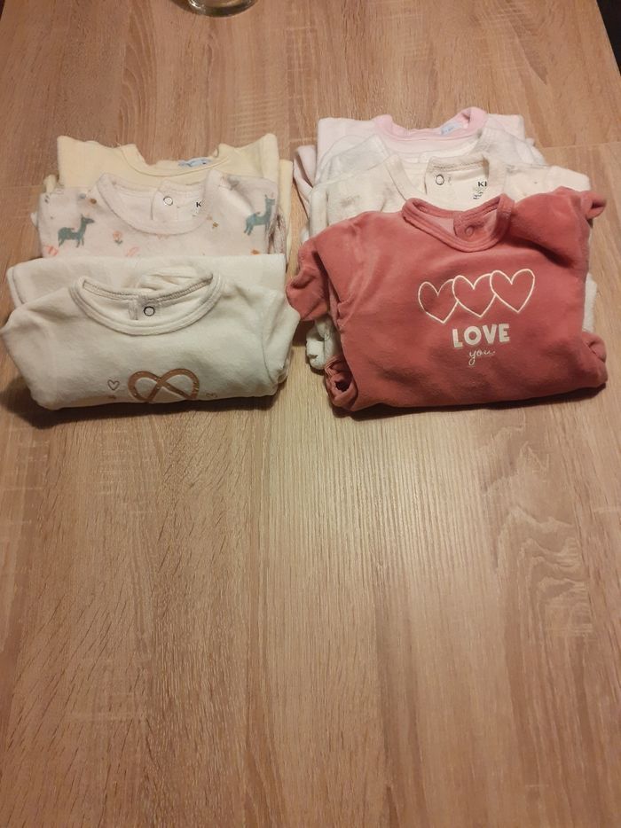 Lot pyjamas 1 mois. - photo numéro 1