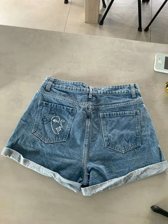 Short en jean taille 38 avec visage sur la poche
