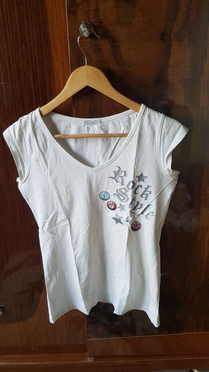 Tee shirt blanc avec écriture argent