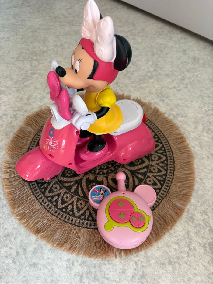 Scooter télécommandé Minnie Disney - photo numéro 2