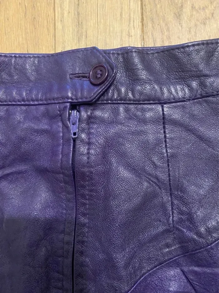 Mini jupe en cuir violette - photo numéro 4