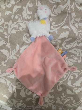 Doudou Lama tape à l'œil 