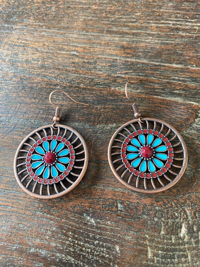 Magnifique paire de boucles d’oreilles avec fleurs colorées - photo numéro 4