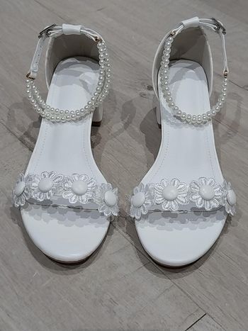 Sandales à talons compensés à bride fleurie et chaîne de perles T.39