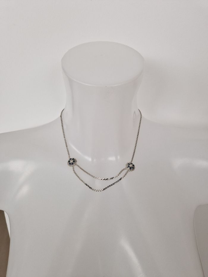 Collier argenté avec pierres couleur saphir