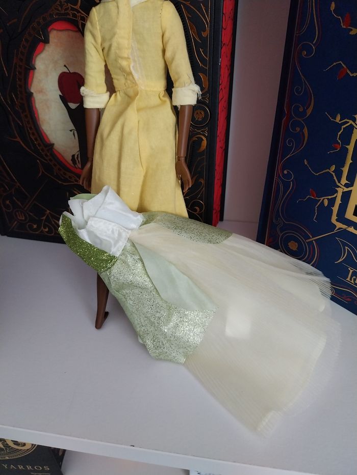 Poupée Tiana en serveuse robe jaune rare + robe verte La Princesse et la Grenouille - photo numéro 6