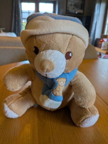 Peluche ours avec bonnet et écharpe