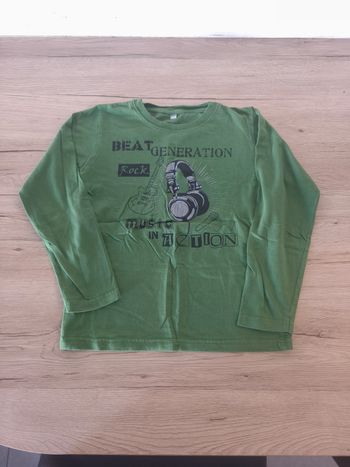 Tee-shirt manches longues 10 ans dessin casque de musique et guitare