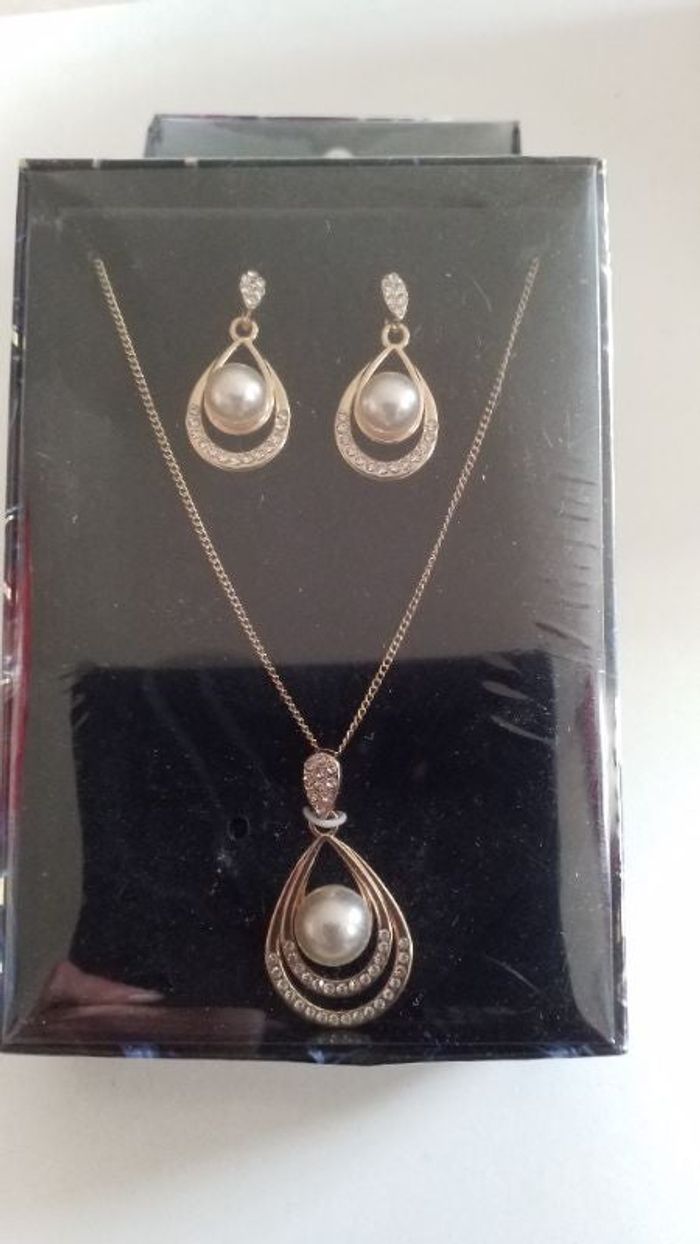 Jolie parure neuve