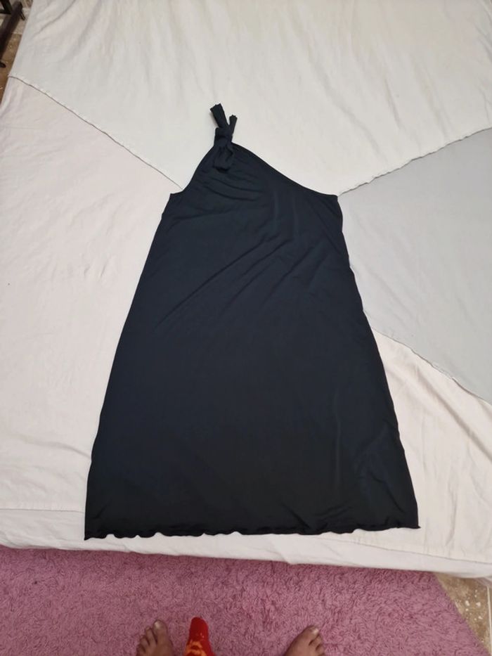 Robe noire une manche