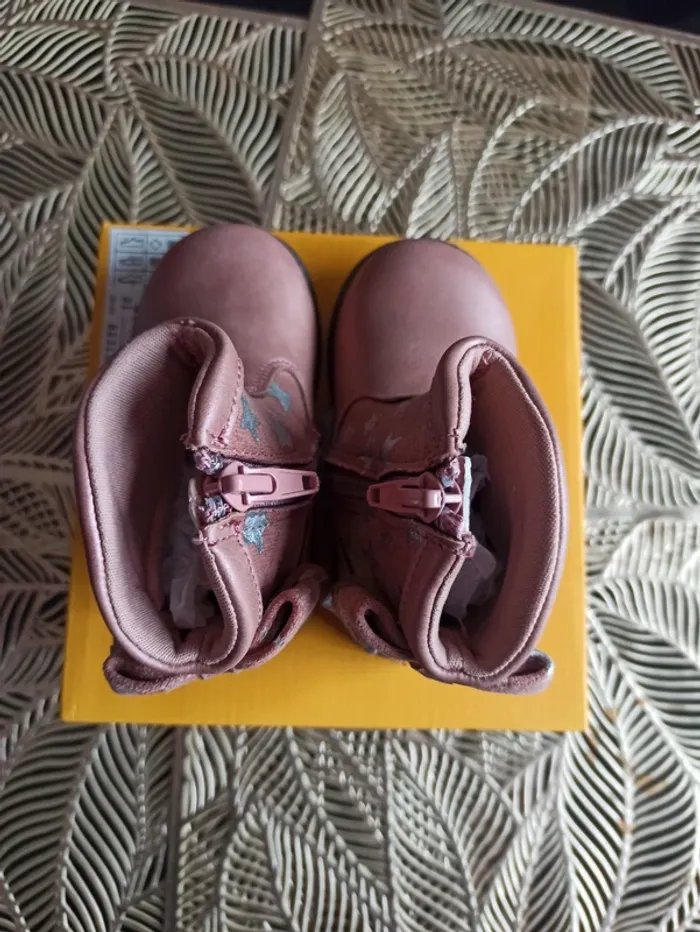 Bottines rose avec noeud et étoiles argentées - photo numéro 2