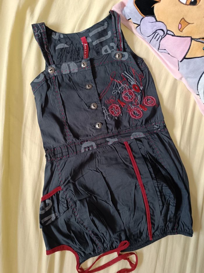 Robe légère grise et broderies